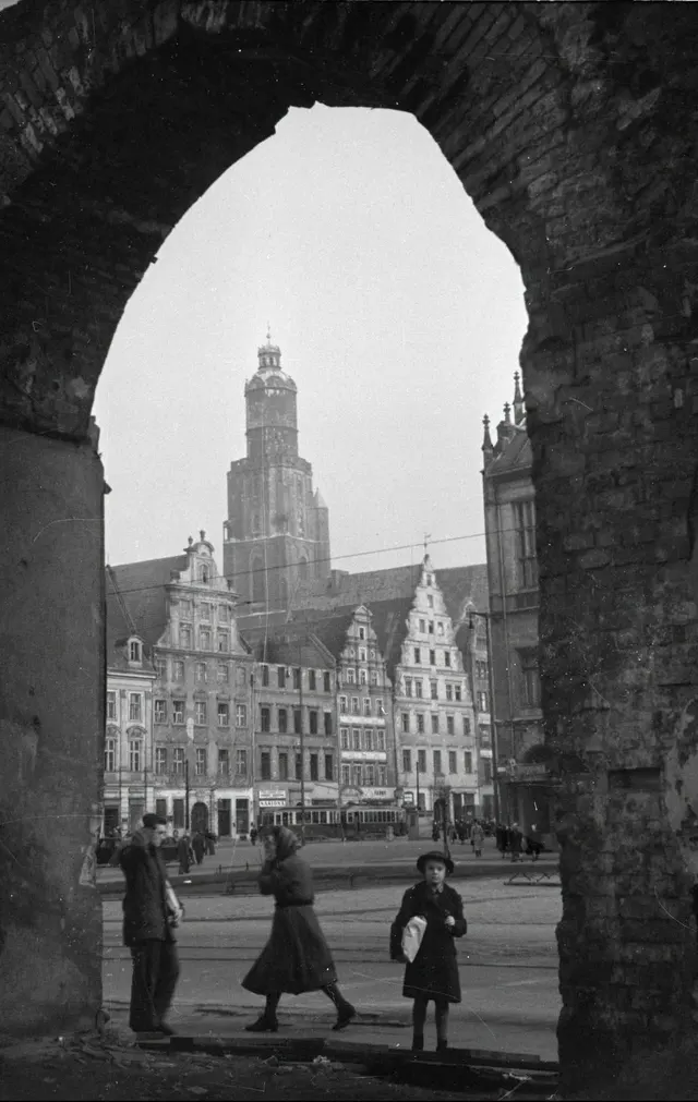 Przedwojenny Wrocław - widok na kamienice i wieżę kościoła św. Elżbiety