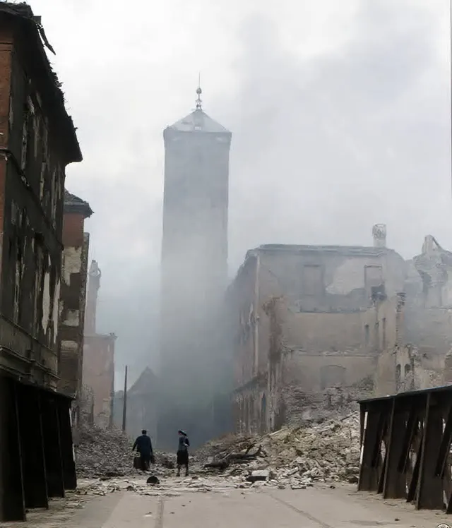 Powojenny Wrocław w ruinach - samotna wieża we mgle