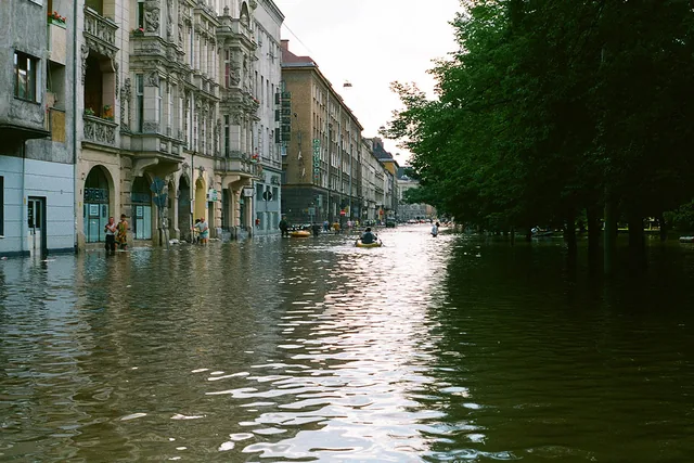 Zalana ulica Kościuszki we Wrocławiu podczas powodzi tysiąclecia, 13 lipca 1997